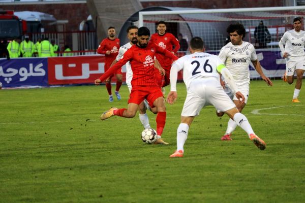 بازی تراکتور و ملوان در تبریز