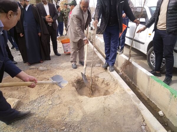 مراسم درخت کاری در مدرسه پویندگان فرهنگ شهرستان خلیل آباد 