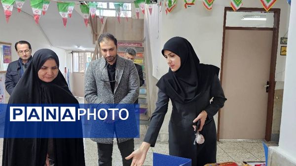 بازدید مسئول پژوهش‌سرای دکتر حسابی از دستاوردهای دانش‌آموزان مدرسه شاهد شهید نوری