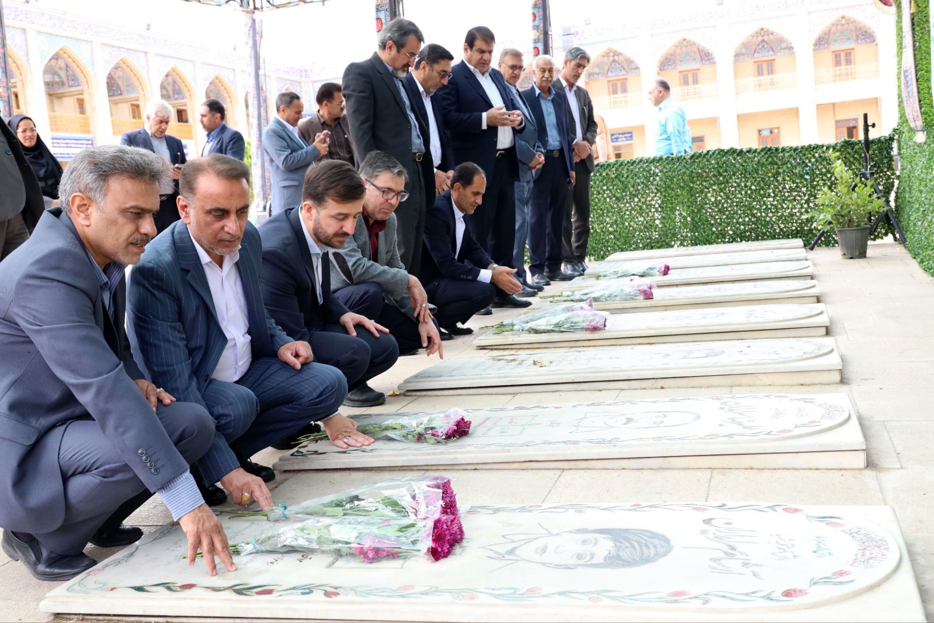 ادای احترام مدیران کل قدیم و جدید آموزش و پرورش فارس به مقام شامخ شهدا و حضرت شاهچراغ(ع)