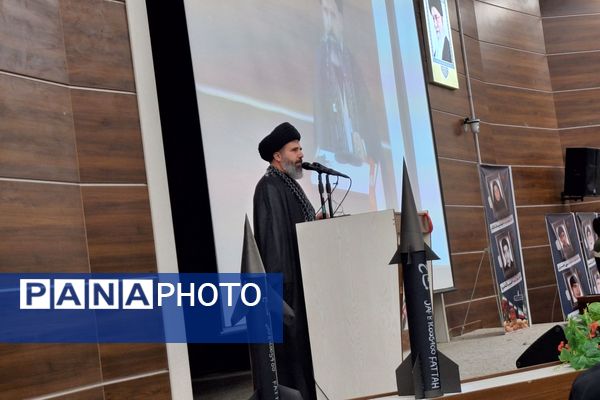اجتماع بزرگ دانش آموزان بسیجی پردیس در گرامیداشت شهدای دانش آموز
