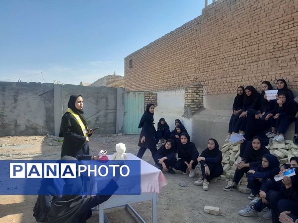 اجرای نمایش عروسکی به مناسبت هفته تربیت بدنی در دبیرستان مادرمهربان خلیل آباد