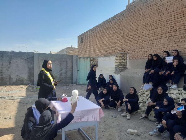اجرای نمایش عروسکی به مناسبت هفته تربیت بدنی در دبیرستان مادرمهربان خلیل آباد