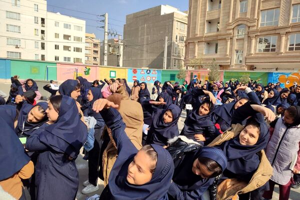 شور وشوق دانش‌آموزان در برنامه صبحگاهی مدرسه مریم بهارستان دو