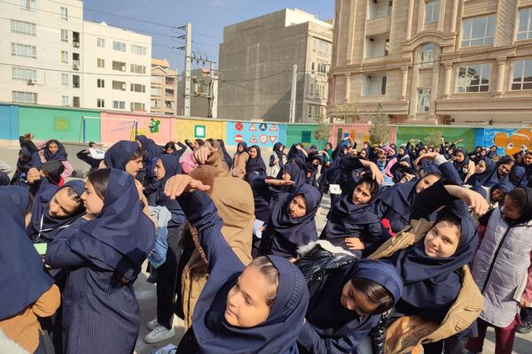 شور وشوق دانش‌آموزان در برنامه صبحگاهی مدرسه مریم بهارستان دو