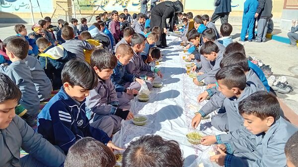 طبخ آش نذری به‌مناسبت شهادت حضرت فاطمه(س) در آموزشگاه مولوی کمیجان
