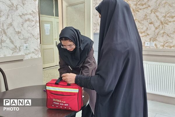 آماده‌سازی و تحویل کیف‌های کمک‌های اولیه به مدارس منطقه کهریزک