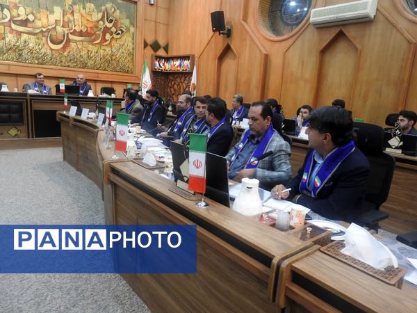 نشست هم‌اندیشی مسئولان سازمان دانش‌آموزی استان فارس روز اول