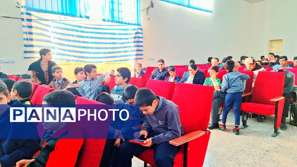 تجلیل از دانش‌آموزان نخبه مسابقات قرآن، عترت و نماز و تربیت‌بدنی