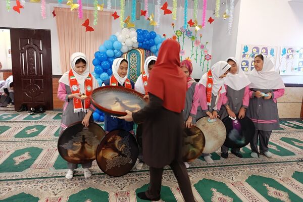 حضور دانش‌آموزان مدارس ناحیه دو شهرری در جشن ولادت حضرت فاطمه (س)