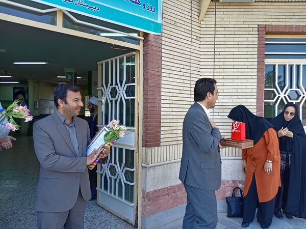 مراسم تقدیر از دبیران دبیرستان نمونه آیت الله خامنه‌ای