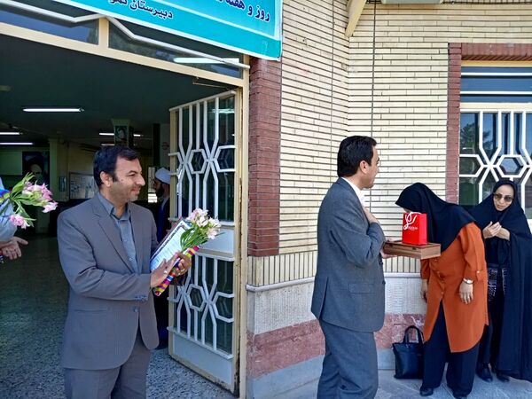مراسم تقدیر از دبیران دبیرستان نمونه آیت الله خامنه‌ای