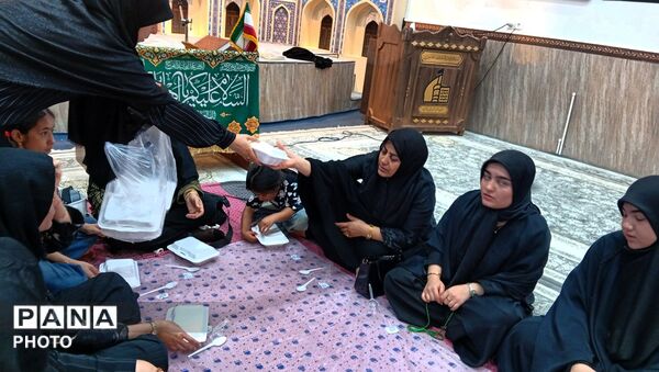 مراسم روضه محرم دختران دانش‌آموز در بیت‌الزهرا عتبات عالیات نظرآباد
