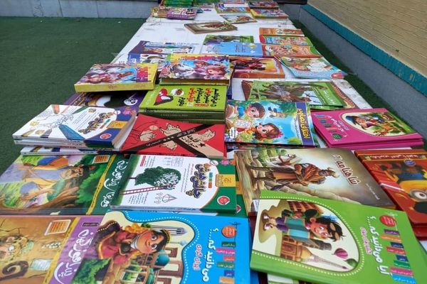 نمایشگاه کتاب در دبستان مریم بندرعباس