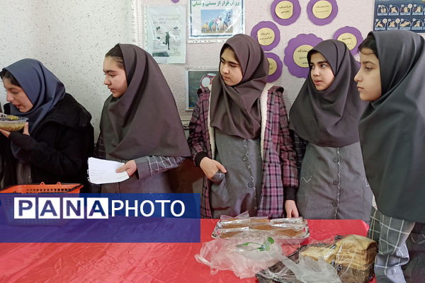 برگزاری نمایشگاه مشاغل خانگی در دبیرستان شاهد ام ابیها، شهرستان آباده