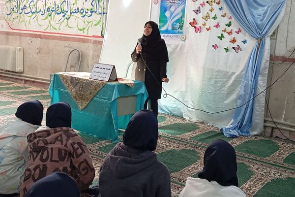نشست کتابخوان مدرسه‌ای در دبیرستان دخترانه جوادالائمه بهارستان‌دو