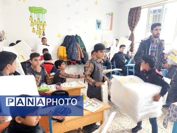 توزیع درپوش استاندارد دریچه کولر در دبستان شهید پسندیده فدافن 