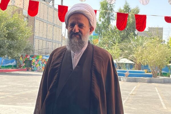 برپایی نماز جماعت همراه با بزرگداشت و تجلیل از مقام‌آوران دانش‌آموزی مدرسه نمونه دولتی ارشاد