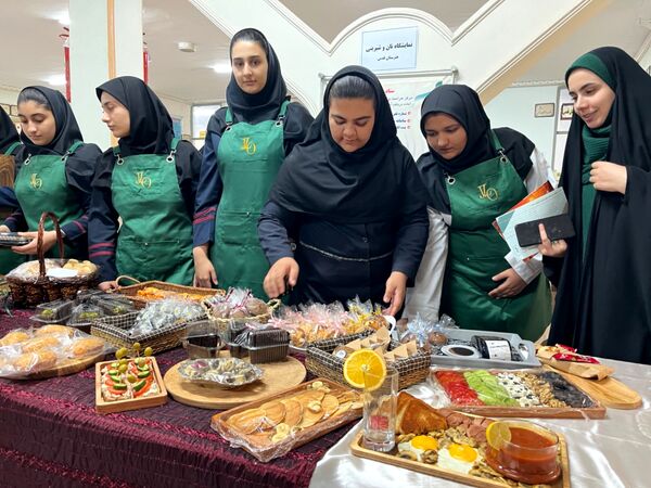 نمایشگاه نان و شیرینی دستپخت دانش‌آموزان هنرستان قدس