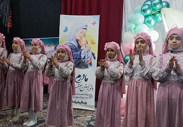 حسینه شهدا میزبان طراوت معنوی دانش‌آموزان دبستان شهید طهرانی‌مقدم در روز مادر