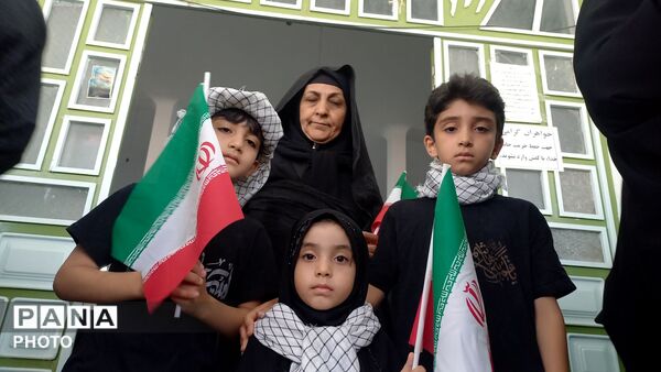 باید برخاست؛ امروز ایران به احترام رهبر شهید ایستاده است