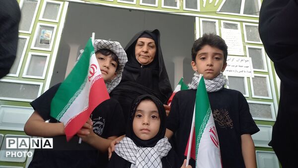 باید برخاست؛ امروز ایران به احترام رهبر شهید ایستاده است