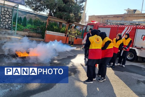  مانور زلزله در مدرسه فرزانگان ورامین