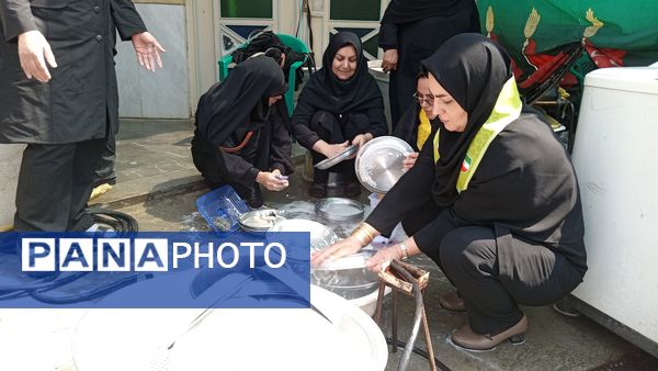 دانش‌آموزان کوهدشتی در خدمت زوار حسینی