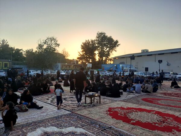 زائران پیاده شهرستان فردوس در دبیرستان شاهد مهدی حکمت