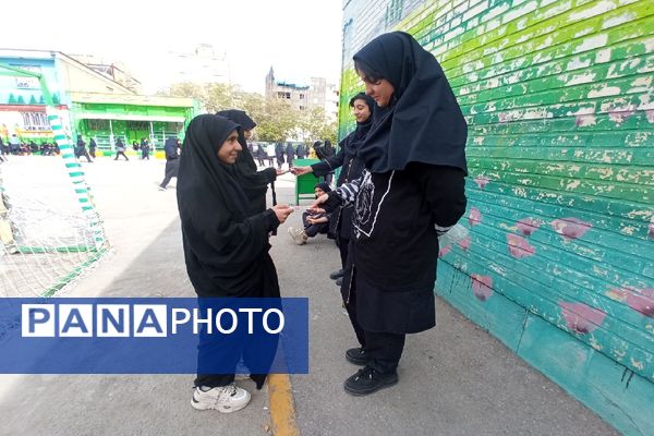 توزیع پاکت‌های امر به معروف و نهی از منکر در دبیرستان دخترانه دلیری