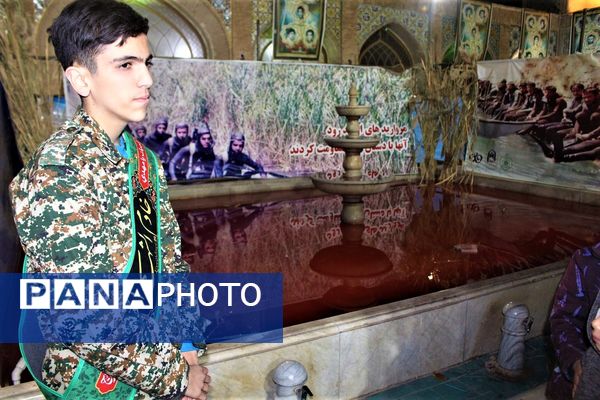 استقبال نوجوانان از غرفه‌های یادواره شهدای مسجد جامع قم