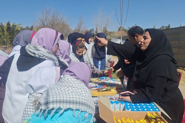 لذت نقاشی همگانی کنار دوستان در بوستان جنت شیراز 