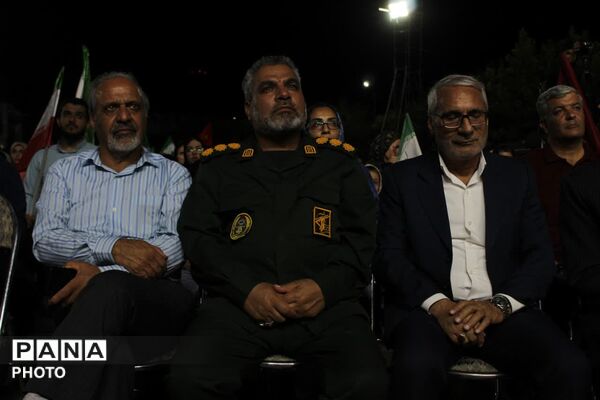 تجدید میثاق هنرمندان یزدی با آرمان‌های انقلاب در میدان امام حسین (ع)