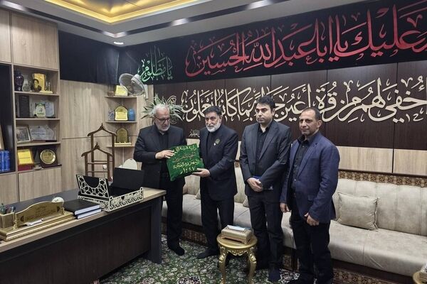 اهدای پرچم گنبد حرم مطهر امام حسین (ع) برای بدرقه پیکر رهبر شهید