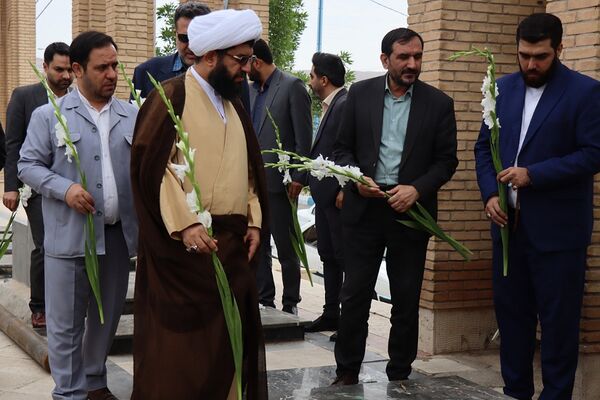 مراسم غبارروبی مزار شهدای فرهنگی در پاکدشت 
