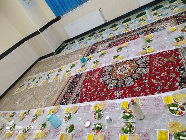 سفره مهربانی مهمانی خدا در آموزشگاه دخترانه نمونه دولتی فدک شهرستان فاروج 