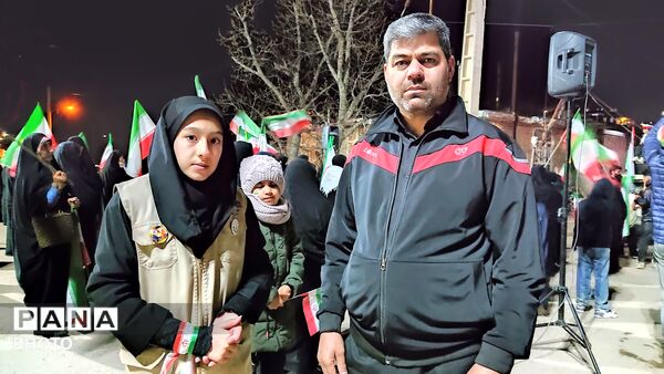 زن و مرد و پیر و جوان این شب ها در اجتماعات خیابانی شهر بار 
