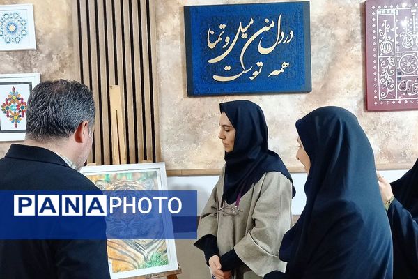 برپایی نمایشگاه آثار هنری دانش‌آموزان به مناسبت دهه فجر 