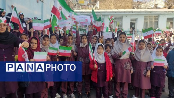 شور و نشاط دانش‌آموزان مدارس منطقه پردیس در جشن‌های دهه فجر انقلاب اسلامی 