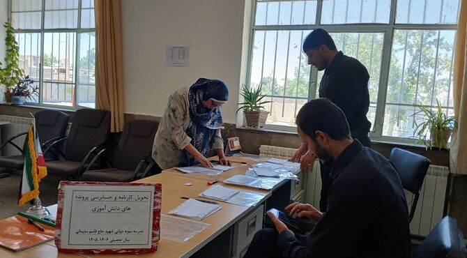 دانش‌آموزان دبیرستان شهید سلیمانی کارنامه های خود را دریافت کردند