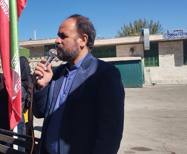 دانش‌آموزان البرزی آرامگاه شهدا را گلباران کردند