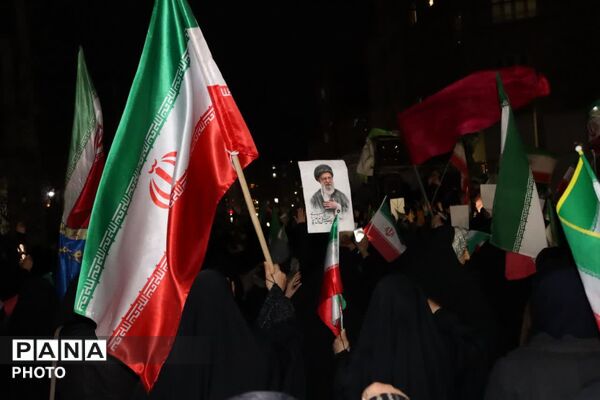 برپایی نماز استغاثه روبه‌روی مسجد جامع محمدشهر کرج