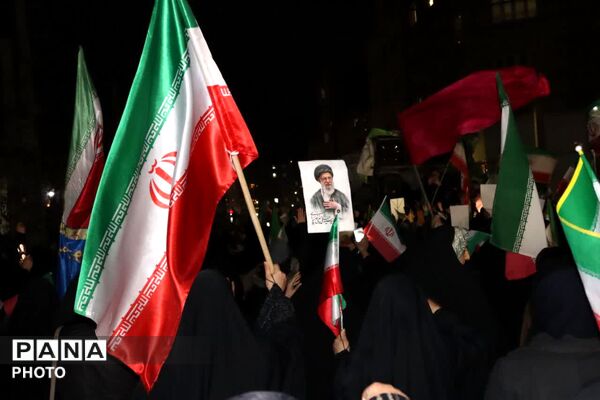 برپایی نماز استغاثه روبه‌روی مسجد جامع محمدشهر کرج