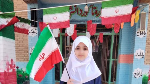 استقبال دانش‌آموزان مدارس شهرستان پردیس از دهه فجر انقلاب اسلامی ایران 