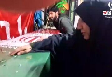 اشک فراق دختر شهید در زیارت لاله فاطمی