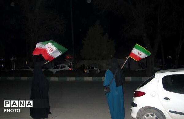 رژه باشکوه خودروها در شهرکرد نماد اتحاد مردم 