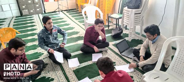 آمادگی دانش آموزان دبیرستان نمونه آیت‌الله خامنه‌ای برای مسابقات شاهنامه خوانی 