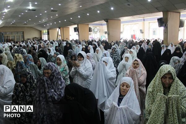 حضور دانش آموزان نخبه نهج البلاغه و حافط قرآن کریم چهارانگه در مصلا نماز جمعه 