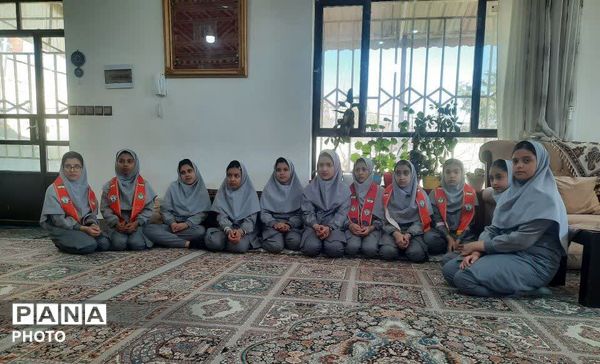 دیدار دانش آموزان پبشتاز آموزشگاه الله وردی ارجمند شهر لایین  با خانواده شهدا