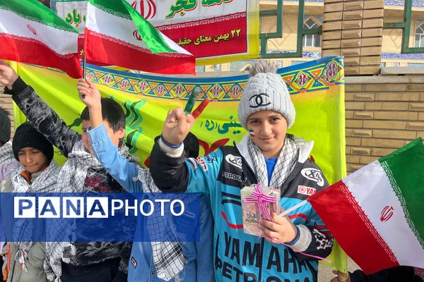 دهه نودی‌های شهر سورمق پای کار انقلاب